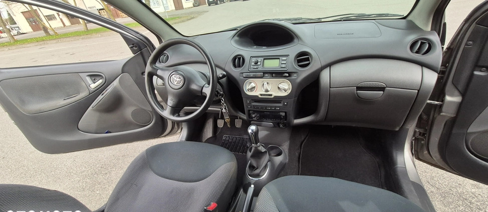 Toyota Yaris cena 7400 przebieg: 258800, rok produkcji 2004 z Toruń małe 137